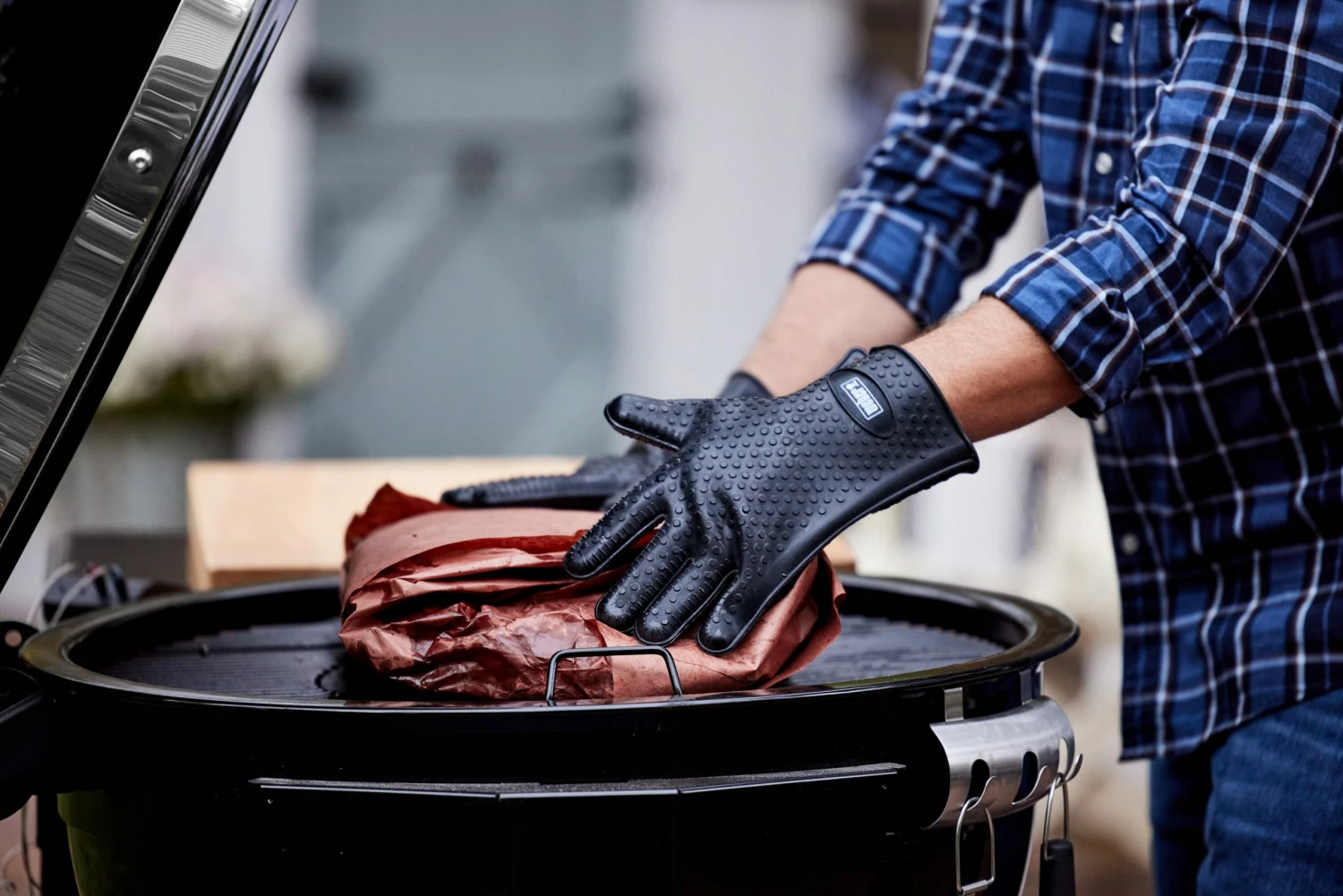 Weber Grilling Tools & Accessories 2-Pack Black Silicone Grill Gloves 5 Weber Grilling Tools & Accessories 2-Pack Black Silicone Grill Gloves - Image 5